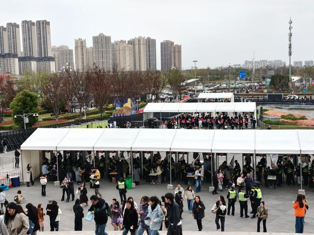 网站入口-演唱会+中超，近6万人在成都过“超级周末”