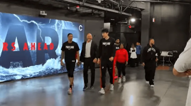 网站入口-杨瀚森赛后与总经理克罗宁拥抱沟通，全程无翻译陪同